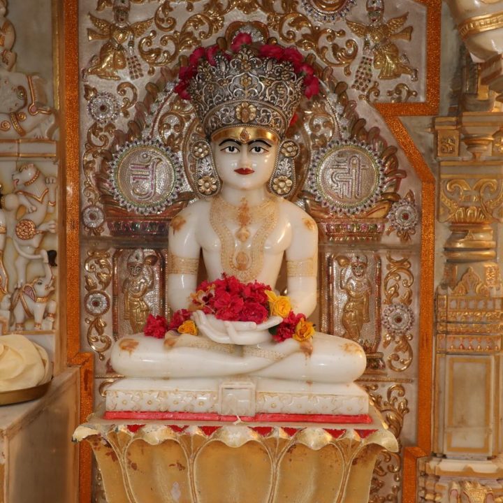 marble sculpture of pushpadanta