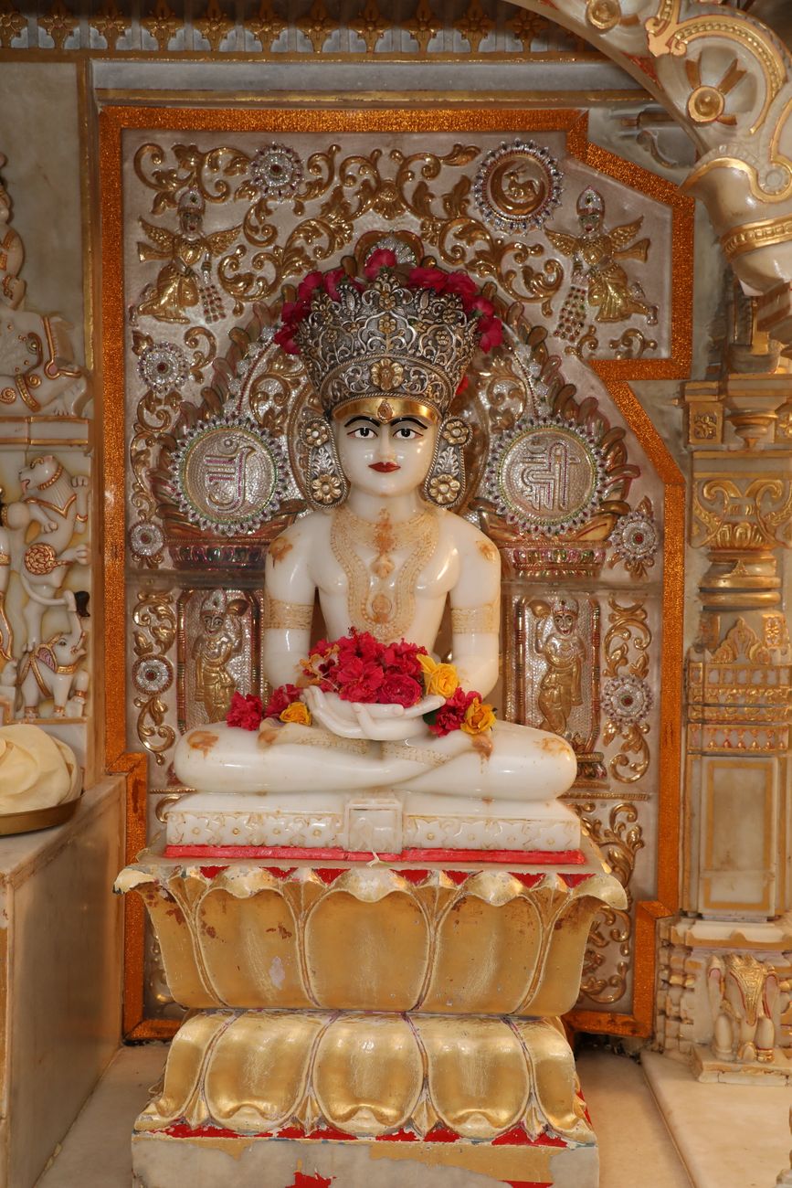 marble sculpture of pushpadanta