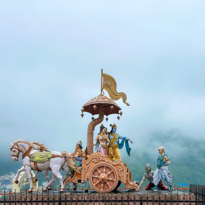 sculpture of krishna and arjuna in rishikesh