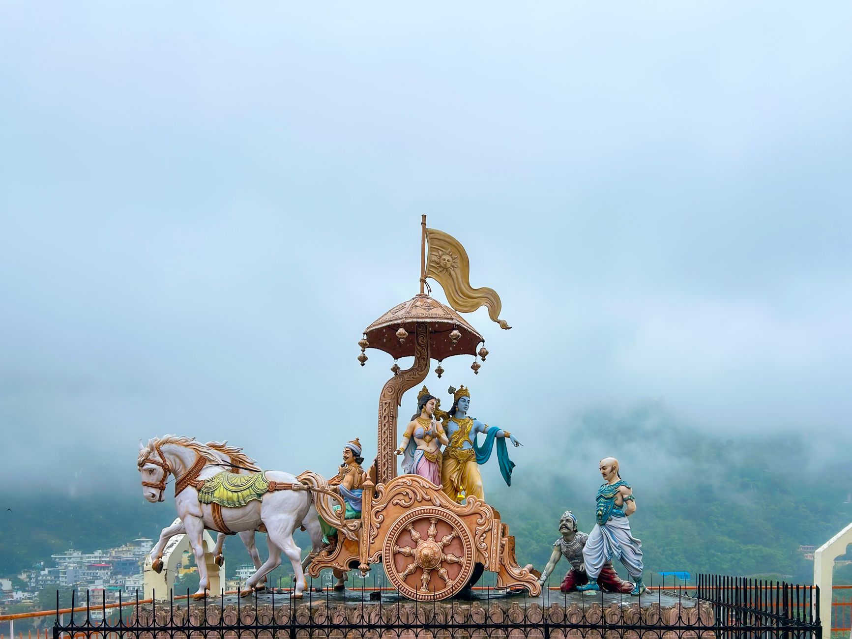 sculpture of krishna and arjuna in rishikesh